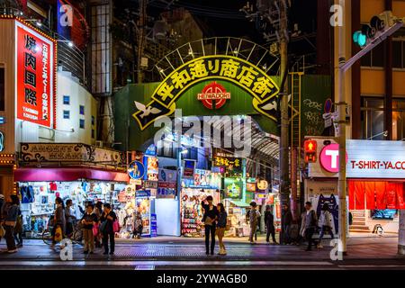 Nächtlicher Blick auf Kokusaidori, die Haupttouristen- und Einkaufsstraße, gesäumt von Restaurants, Cafés, Bars und Geschäften, in der Innenstadt von Naha, Hauptstadt von Okinawa, Japan Stockfoto