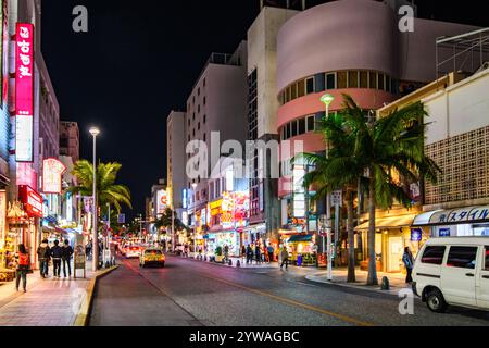 Nächtlicher Blick auf Kokusaidori, die Haupttouristen- und Einkaufsstraße, gesäumt von Restaurants, Cafés, Bars und Geschäften, in der Innenstadt von Naha, Hauptstadt von Okinawa, Japan Stockfoto