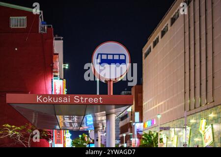 Nächtlicher Blick auf Kokusaidori, die Haupttouristen- und Einkaufsstraße, gesäumt von Restaurants, Cafés, Bars und Geschäften, in der Innenstadt von Naha, Hauptstadt von Okinawa, Japan Stockfoto