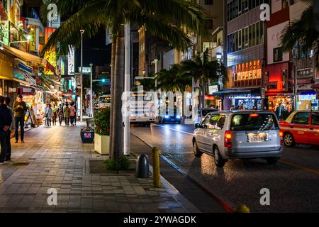 Nächtlicher Blick auf Kokusaidori, die Haupttouristen- und Einkaufsstraße, gesäumt von Restaurants, Cafés, Bars und Geschäften, in der Innenstadt von Naha, Hauptstadt von Okinawa, Japan Stockfoto