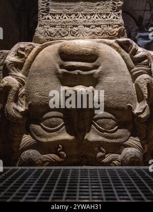 Skulptur der Kopf der Medusa, Yerebatan Sarayi, byzantinische Basilika Zisterne in Sultanahmet, Istanbul, Türkei Stockfoto