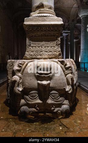 Skulptur der Kopf der Medusa, Yerebatan Sarayi, byzantinische Basilika Zisterne in Sultanahmet, Istanbul, Türkei Stockfoto