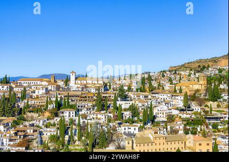 Granada, Spanien - 20. September 2024: Stadtbild oder Stadtbild auf einem Hügel, von der Alhambra aus gesehen. Stockfoto