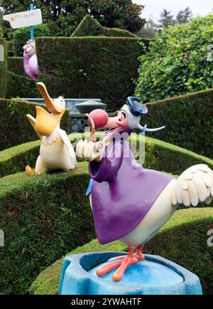 Blick auf Charaktere aus dem Disney-Film Alice im Wunderland, in Alices neugierigem Labyrinth im Disneyland Paris, Marne-la-Vallée, Frankreich. Stockfoto