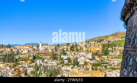 Granada, Spanien - 20. September 2024: Stadtbild oder Stadtbild auf einem Hügel, von der Alhambra aus gesehen. Stockfoto