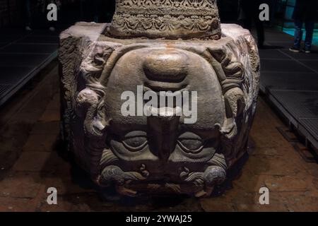 Skulptur der Kopf der Medusa, Yerebatan Sarayi, byzantinische Basilika Zisterne in Sultanahmet, Istanbul, Türkei Stockfoto