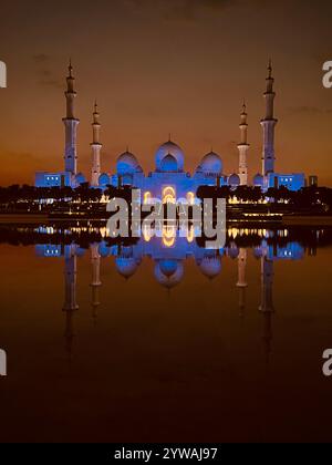 Scheich Zayed große Moschee Abu Dhabi bei Sonnenuntergang. Foto von Sam Bagnall. Stockfoto
