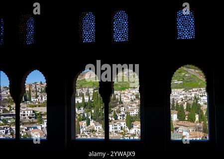 Granada, Spanien - 20. September 2024: Stadtbild eingerahmt von den Fenstern des Alhambra-Palastes. Stockfoto