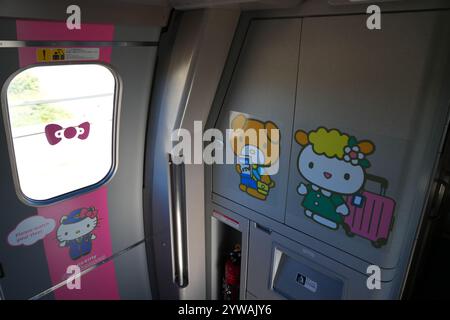 OSAKA, JAPAN – 9. November 2024 – Ansicht der Sonderlackierung Hello Kitty Shinkansen, ein Hochgeschwindigkeitszug, der auf der Sanyo-Strecke zwischen Osaka und H verkehrt Stockfoto