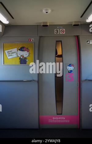 OSAKA, JAPAN – 9. November 2024 – Ansicht der Sonderlackierung Hello Kitty Shinkansen, ein Hochgeschwindigkeitszug, der auf der Sanyo-Strecke zwischen Osaka und H verkehrt Stockfoto