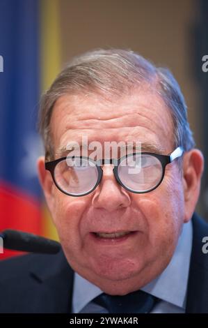 Madrid, Spanien. Dezember 2024. Der venezolanische Oppositionsführer Edmundo Gonzalez nimmt an der Konferenz "die Herausforderung der Befreiung in Venezuela: Menschenrechte, Gerechtigkeit und Demokratie" Teil. Edmundo Gonzalez floh am 8. September ins Exil nach Spanien, um Asyl zu finden. Quelle: Marcos del Mazo/Alamy Live News Stockfoto