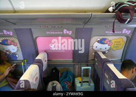 OSAKA, JAPAN – 9. November 2024 – Ansicht der Sonderlackierung Hello Kitty Shinkansen, ein Hochgeschwindigkeitszug, der auf der Sanyo-Strecke zwischen Osaka und H verkehrt Stockfoto