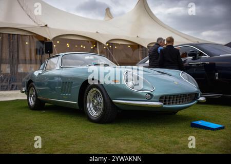 1967 Ferrari 275 GTB/4, ausgestellt auf der Salon Privé Concours d’Elégance Motorshow im Schloss Blenheim. Stockfoto