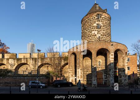 Der Turm der Gereons-Mühle an der Gereonswall, Gebäude der mittelalterlichen Stadtmauer, Köln, Deutschland. Der Gereonsmuehlenturm am Gereonswall, Stockfoto