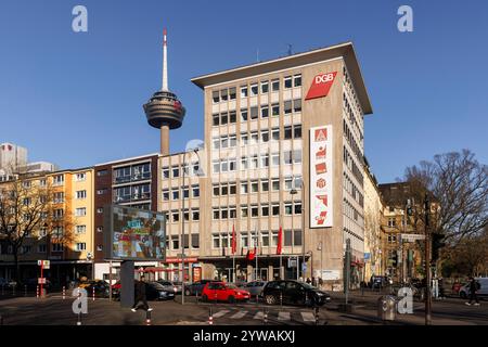 Kölner Gewerkschaftshaus, Haus des Deutschen Gewerkschaftsbundes am Hans-Boeckler-Platz 1, dahinter der Colonius-Fernsehturm, Köln. Stockfoto