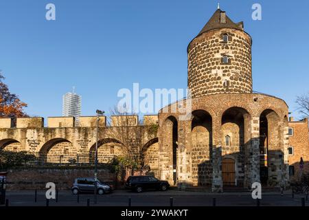 Der Turm der Gereons-Mühle an der Gereonswall, Gebäude der mittelalterlichen Stadtmauer, Köln, Deutschland. Der Gereonsmuehlenturm am Gereonswall, Stockfoto