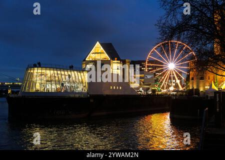 Das Riesenrad im Schokoladenmuseum im Rheinauer Hafen, Rhein, Köln. Riesenrad am Schokoladenmuseum im Rheinauhafen, Rhein, Stockfoto