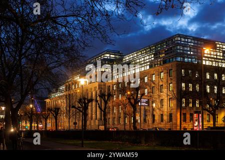 Das Bürogebäude "Neue Direktion" an der Straße Konrad-Adenauer-Ufer, Sitz der Europäischen Agentur für Flugsicherheit (EASA), Köln, Deutschland. Stockfoto