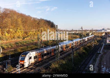 Regionalzug Rhein-Ruhr-Express auf Gleis in der Nähe des Mediaparks, Köln, Deutschland. Regionalbahn Rhein-Ruhr-Express auf Bahntrasse am Mediapark, Köln, Deuts Stockfoto