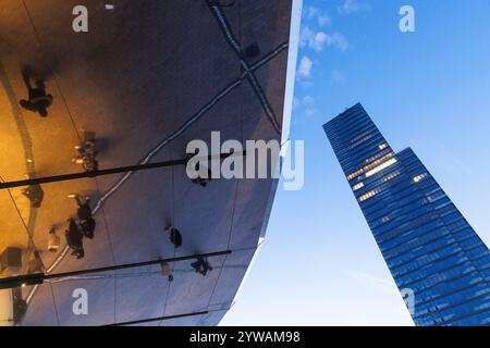 Der Kölner Turm am Mediapark, Besucher des Kinos Cinedom spiegeln sich im Baldachin, Köln, Deutschland. Der Koelnturm im Mediapark, B Stockfoto