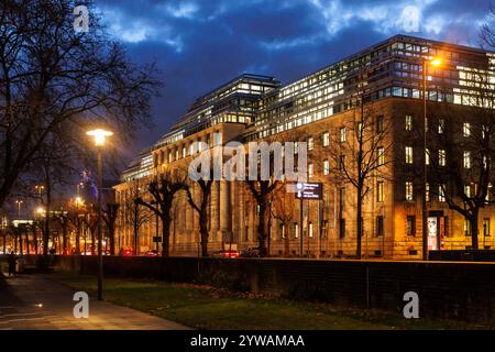 Das Bürogebäude "Neue Direktion" an der Straße Konrad-Adenauer-Ufer, Sitz der Europäischen Agentur für Flugsicherheit (EASA), Köln, Deutschland. Stockfoto