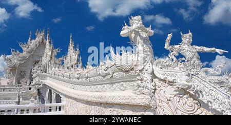 Wat Rong Khun (Weißer Tempel) Haupteingang Brücke an einem sonnigen Tag in Chiang Rai, Thailand Stockfoto