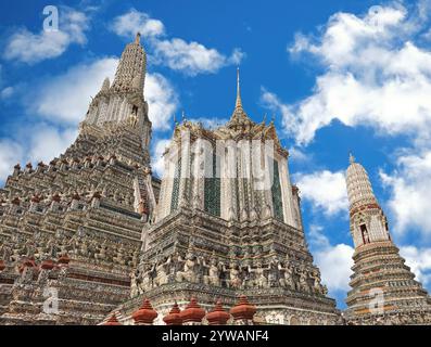 Wat Arun Tempel mit blauem Himmel als Hintergrund in Bangkok, Thailand Stockfoto