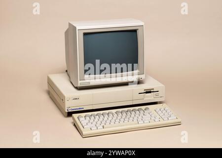 Pavia, Lombardei, Italien - 12. Oktober 2024: Commodore Amiga 1000, das erste Modell, das 1985 veröffentlicht wurde. Der Preis lag 1985 bei 1500 US-Dollar, mit einem 68k-Prozessor von Motorola. Stockfoto