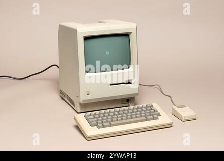 Pavia, Lombardei, Italien - 12. Oktober 2024: Apple Macintosh 128k im Ctrl+Alt Museum, erstes Modell des kultigen Apple Computers, vorgestellt am 2. Januar Stockfoto