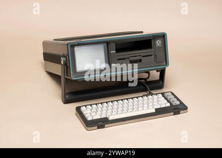 Pavia, Lombardei, Italien - 12. Oktober 2024: Commodore SX-64 Executive Computer, es war Osborne 1 Wettbewerber. Preis im Jahr 1984: $995. Wird unter Strg+Alt Mus angezeigt Stockfoto