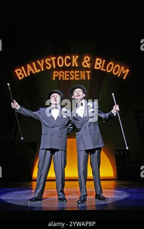 l-r: Nathan Lane (Max Bialystock), Lee Evans (Leo Bloom) in THE PRODUCERS at the Theatre Royal Drury Lane, London WC2 09/11/2004 Buch: Mel Brooks & Thomas Meehan Musik & Text: Mel Brooks Set Design: Robin Wagner Kostüme: William Ivy Long Lighting: Peter Kaczorowski Regie & Choreographie: Susan Stroman Stockfoto