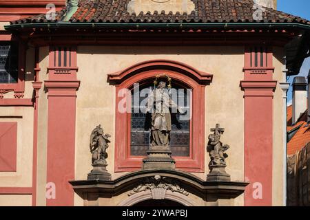 Statue des Heiligen Johannes von Nepomuk, Basilika des Heiligen Georg, Prager Burg, Prag, Tschechien, Tschechien. Stockfoto