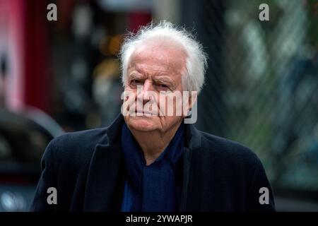 Paris, Frankreich. Dezember 2024. André Dussollier bei der Trauerfeier des französisch-dänischen Schauspielers Niels Arestrup vor der Kirche Saint-roch in Paris, Frankreich am 10. Dezember 2024. Niels Arestrup, der am 1. Dezember 2024 im Alter von 75 Jahren starb, war seit den 1970er Jahren ein fester Vertreter des französischen Theaters und Kinos, aber sein Profil wurde im ersten Jahrzehnt dieses Jahrhunderts durch zwei Filme von Jacques Audiard international aufgewertet. Foto: Denis Prezat/ABACAPRESS. COM Credit: Abaca Press/Alamy Live News Stockfoto