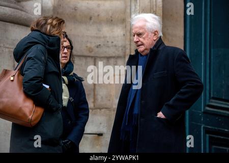 Paris, Frankreich. Dezember 2024. André Dussollier bei der Trauerfeier des französisch-dänischen Schauspielers Niels Arestrup vor der Kirche Saint-roch in Paris, Frankreich am 10. Dezember 2024. Niels Arestrup, der am 1. Dezember 2024 im Alter von 75 Jahren starb, war seit den 1970er Jahren ein fester Vertreter des französischen Theaters und Kinos, aber sein Profil wurde im ersten Jahrzehnt dieses Jahrhunderts durch zwei Filme von Jacques Audiard international aufgewertet. Foto: Denis Prezat/ABACAPRESS. COM Credit: Abaca Press/Alamy Live News Stockfoto