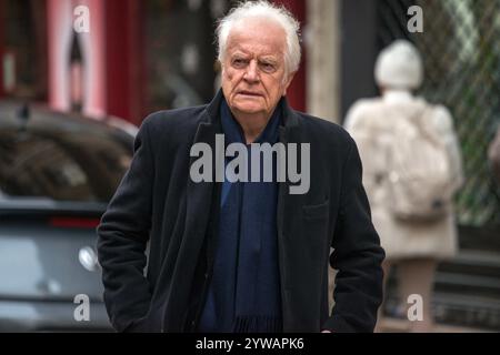 Paris, Frankreich. Dezember 2024. André Dussollier bei der Trauerfeier des französisch-dänischen Schauspielers Niels Arestrup vor der Kirche Saint-roch in Paris, Frankreich am 10. Dezember 2024. Niels Arestrup, der am 1. Dezember 2024 im Alter von 75 Jahren starb, war seit den 1970er Jahren ein fester Vertreter des französischen Theaters und Kinos, aber sein Profil wurde im ersten Jahrzehnt dieses Jahrhunderts durch zwei Filme von Jacques Audiard international aufgewertet. Foto: Denis Prezat/ABACAPRESS. COM Credit: Abaca Press/Alamy Live News Stockfoto