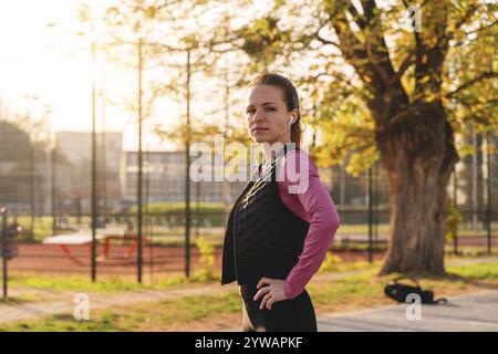 Eine gute weiße Frau, die draußen arbeitet. Stockfoto