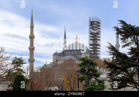 Hochauflösende Weitwinkelansicht der historischen Sultan-Ahmed-Moschee, auch bekannt als Blaue Moschee, in Istanbul, mit ihrer atemberaubenden Architektur Stockfoto