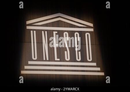 Paris, Frankreich. Dezember 2024. Logo der UNESCO im UNESCO-Hauptquartier, Paris, 10. Dezember 2024. Fotos von Jeremy Paoloni/ABACAPRESS. COM Credit: Abaca Press/Alamy Live News Stockfoto