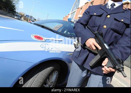 Polizia stradale in un posto di blocco ferma e controlla gli automobilisti, nuovo codice della strada in Italia Stockfoto
