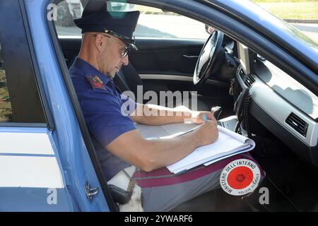 Polizia stradale in un posto di blocco ferma e controlla gli automobilisti, nuovo codice della strada in Italia Stockfoto