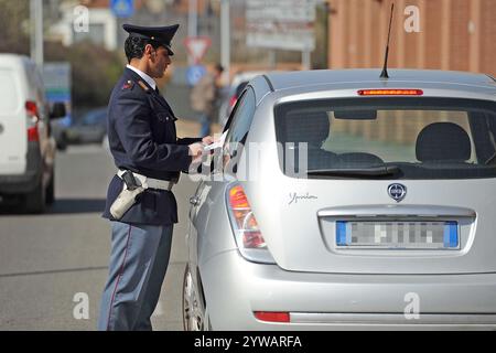 Polizia stradale in un posto di blocco ferma e controlla gli automobilisti, nuovo codice della strada in Italia Stockfoto
