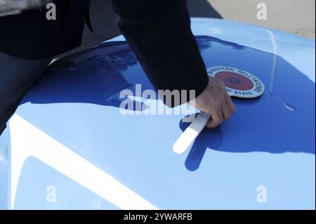 Polizia stradale in un posto di blocco ferma e controlla gli automobilisti, nuovo codice della strada in Italia Stockfoto