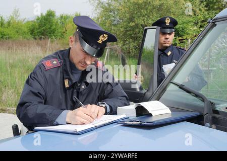 Polizia stradale in un posto di blocco ferma e controlla gli automobilisti, nuovo codice della strada in Italia Stockfoto