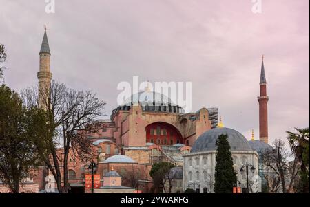 Die berühmte Hagia Sophia in Istanbul, Türkei, wurde an einem bewölkten Tag festgehalten und zeigt ihre historische Architektur, Kuppeln und Minarette als Symbol der Kultur Stockfoto