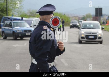 Polizia stradale in un posto di blocco ferma e controlla gli automobilisti, nuovo codice della strada in Italia Stockfoto