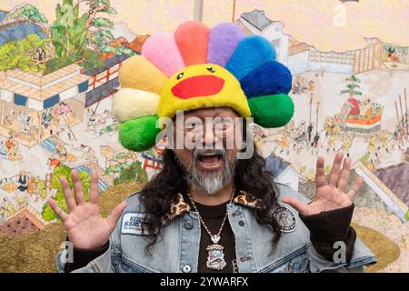 London, England, Großbritannien. Dezember 2024. Der japanische Künstler TAKASHI MURAKAMI posiert neben einem seiner Werke, die in seiner neuen Ausstellung Japanese Art History a la Takashi Murakami im Gagosian Grosvenor Hill in London gezeigt wurden. (Kreditbild: © Thomas Krych/ZUMA Press Wire) NUR REDAKTIONELLE VERWENDUNG! Nicht für kommerzielle ZWECKE! Stockfoto