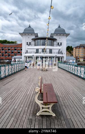 Penarth, Cardiff, Großbritannien - 22. Juni 2024: Blick auf den Penarth Pier in Richtung des Pavillons im Art déco-Stil von 1929 mit der Stadt dahinter. Vale of Glamorgan, Wales Stockfoto