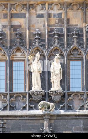 Skulpturen am Karlsbrückenturm, Prag, Tschechien, Tschechien. Die Heiligen Sigismund und Adalbert. Stockfoto