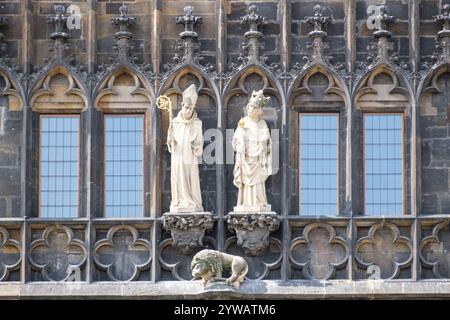 Skulpturen am Karlsbrückenturm, Prag, Tschechien, Tschechien. Die Heiligen Sigismund und Adalbert. Stockfoto