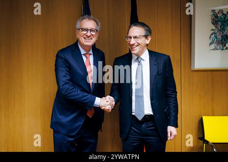 Joerg Kukies, Bundesfinanzminister SPD, trifft Pierre Gramegna, Ehemaliger Finanzminister von Luxemburg und Geschaeftsfuehrender Direktor des Europaeischen Stabilitaetsmechanismus zu einem gespraech im Rahmen des Eurogruppe / ECOFIN-Rates in Bruessel, 10.12.2024. Fotografiert im Auftrag des Bundesministeriums der Finanzen BMF Bruessel Belgien *** Jörg Kukies, Bundesminister der SPD Finanzen , trifft Pierre Gramegna, ehemaliger luxemburgischer Finanzminister und geschäftsführender Direktor des Europäischen Stabilitätsmechanismus, zu einer Diskussion auf dem ECOFIN-Rat der Eurogruppe in Brüssel, 10 12 2024 Photograp Stockfoto